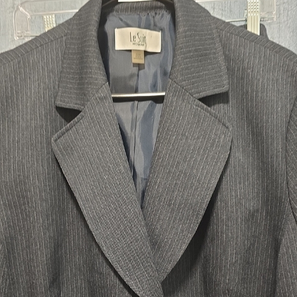 Le Suit Dark Gray Pinstripe Pantsuit Excellent Condition Size 22 W - Picture 5 of 16